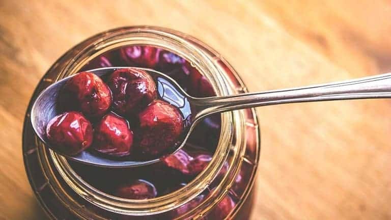 Ciliegie sotto spirito con rum, cannella e vaniglia