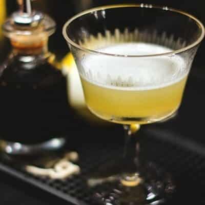 Cocktail con Mezcal, sciroppo di sambuco, pepe e succo di ananas, aperitivo