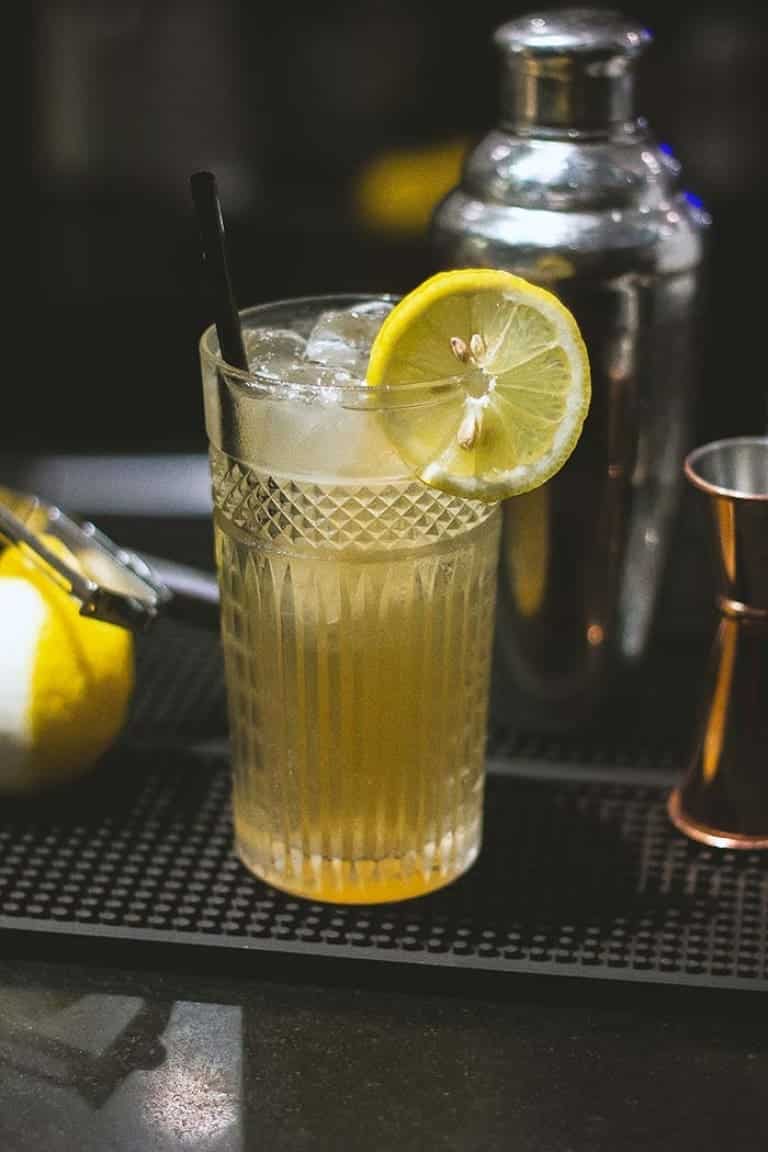 Gin Fizz with strawberry and beer: the perfect drink