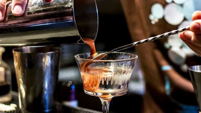 Cocktail al gelato con aceto balsamico vermouth e vodka, la ricetta