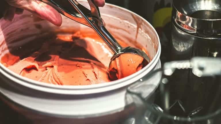 Gelato artigianale ingrediente per cocktail aperitivo leggero con gelato e aceto