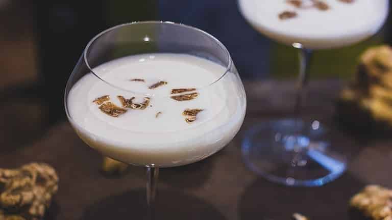 Cocktail al tartufo, latte di mandorla, rum scuro e chocolate bitter, aperitivo