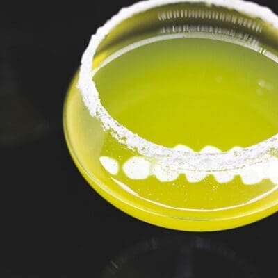 Cocktail Sorrento, aperitivo alcolico con grappa, limoncello, fiori di ibisco ricetta facile e veloce per fare aperitivo rinfrescante