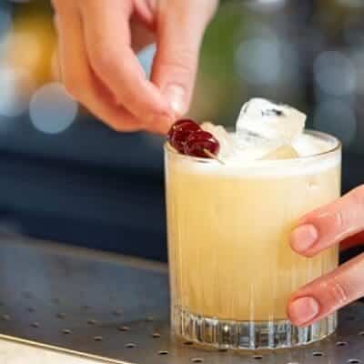 Cannolove cocktail con grappa, cannolo siciliano, limone e ananas