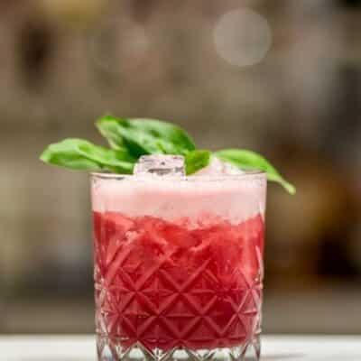 Cocktail Veruca Salt Sour, aperitivo leggero con gin, prugna, assenzio, lime e sale