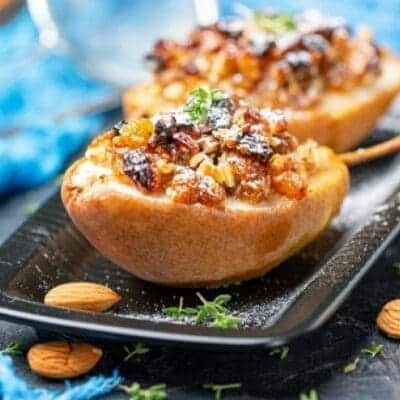 Pere al forno con uvetta, mandorle ricetta facile e veloce per dessert gourmet