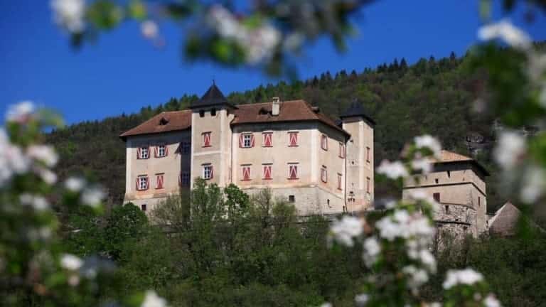 Castel Thun in Val di Non. Vacanze e itinerari in Trentino tra castelli e vino!