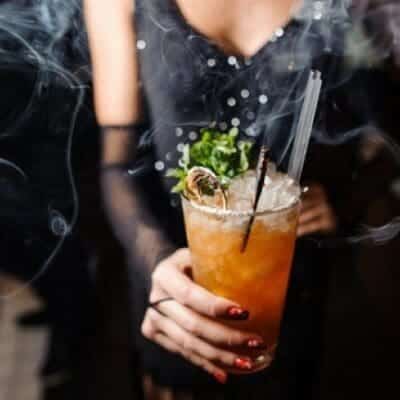 Ugly cocktail: la ricetta per fare uno stiloso aperitivo con mezcal, finocchio, succo di arancia, pepe e angostura