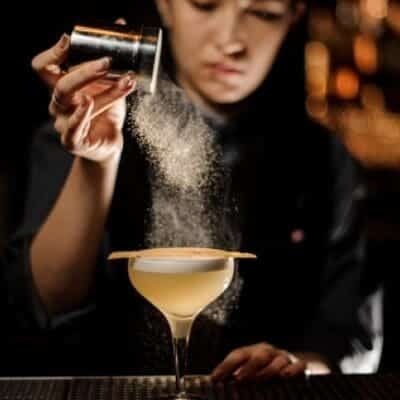 Almond Blue, cocktail con latte di mandorla, grappa, ananas, noce moscata