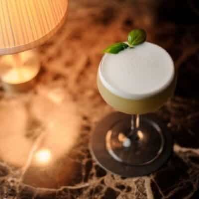 Brandy sour cocktail ricetta originale con brandy, limone, albume e angostura