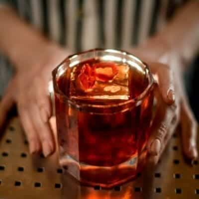 Burning Lotus: cocktail piccante con cognac, sherry e salsa agrodolce thai, aperitivo piccante e speziato