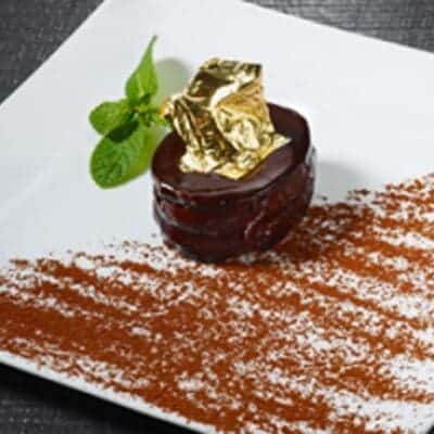 Ricetta della torta fiorentina al cioccolato in foglia d'oro. Chef Marcattilii