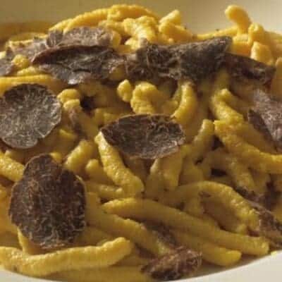 Passatelli romagnoli asciutti con fonduta e tartufo. Ricetta facile e veloce per fare primo piatto gourmet