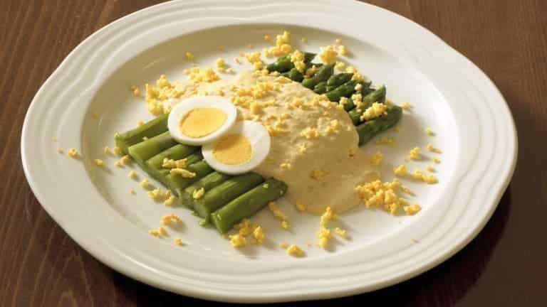 Asparagi in spuma tonnata e uovo mimosa