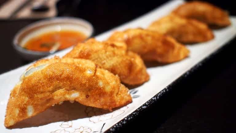 Foto di ricetta ravioli cinesi coreani fritti con maiale e zenzero. Cibo cinese