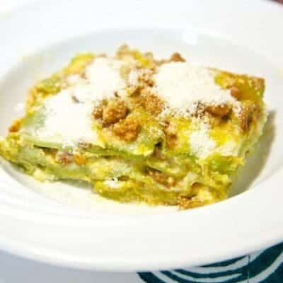 Lasagne al forno alla bolognese ricetta originale con ingredienti, come fare la lasagna verde con ragù e besciamella