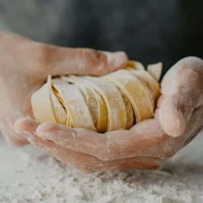 Come fare la sfoglia emiliana per la pasta fresca all'uovo: la ricetta di un grande cuoco emiliano