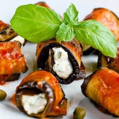 Involtini di melanzane con ricotta alle erbe e salsa di pomodoro crudo, ricetta