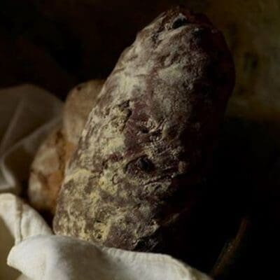 Bread with figs and raisin recipe, cooking tips, how to make Easter Bread