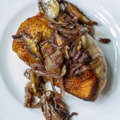 Petto d'anatra alla griglia ricetta facile e veloce con funghi e scalogno. Come cuocere la carne.