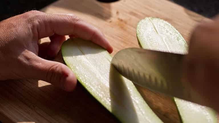 Zucchine ripiene di carne, tagliare e scavare le zucchine per riempirle. Cucina