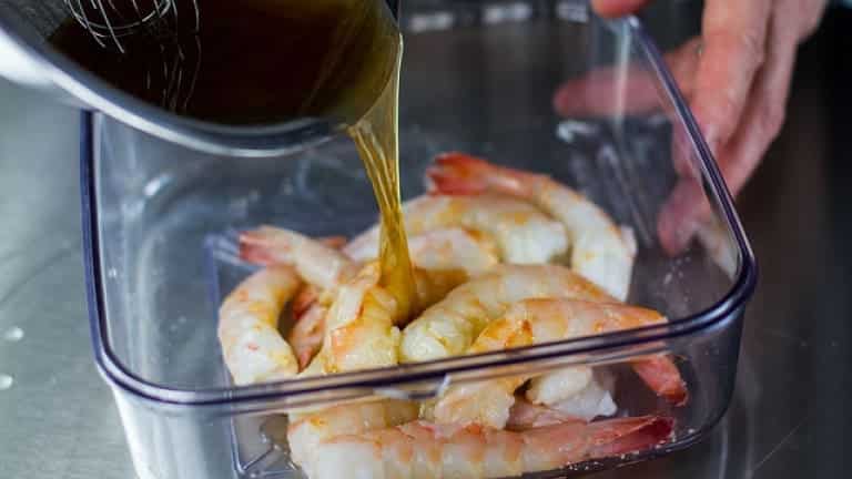 Come preparare la marinata per pesce e crostacei? Aglio e rum. Gamberi