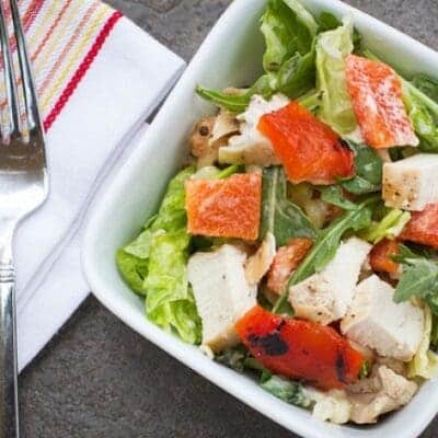 Insalata di pollo ricetta classica facile e veloce con mais e peperoni rossi