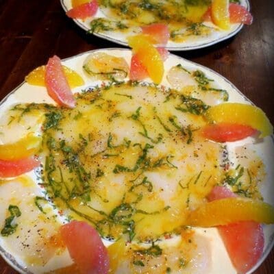 Ricette estive: carpaccio di capesante marinate negli agrumi con basilico, antipasto gourmet facile e veloce da fare a casa