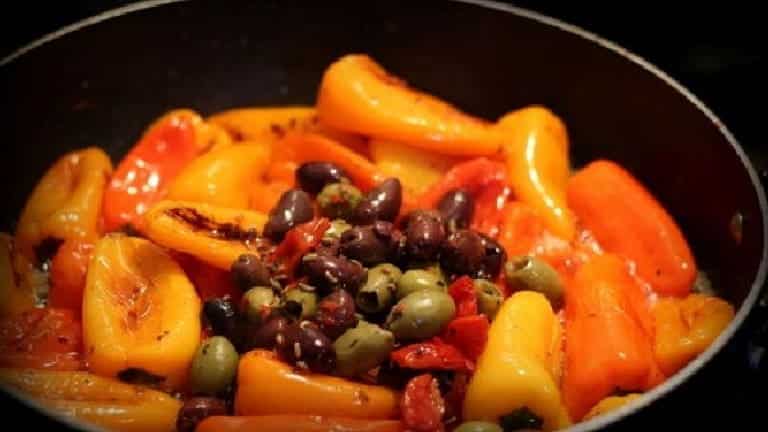 How to cook peppers with olive oil and olives. French recipes. Tune and peppers