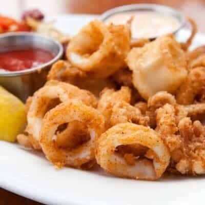 Fritto di calamari con farina di mais, ricetta di mare facile e veloce con ingredienti e dosi per fare secondo piatto di pesce