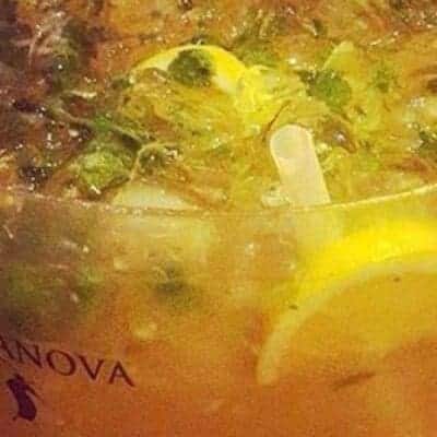 Mojito gigante. Cocktail estivi di frutta e menta. Cocktail gigante mojito