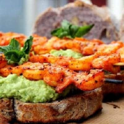 Spiedini di gamberi alla paprika e guacamole alla menta: ricetta facile e veloce