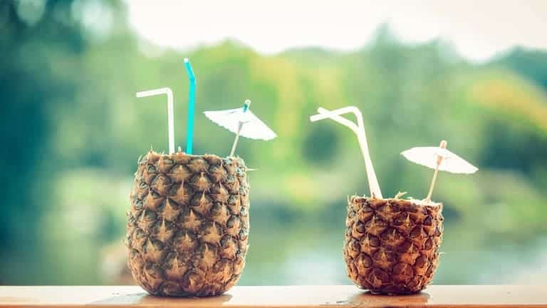 Cocktail nell'ananas, mai tai nell'ananas, cocktail con ombrellino, decorazioni