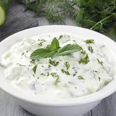 Tzatziki greco ricetta facile e veloce per fare salsa con yogurt, cetriolo limone, aglio e menta, cibo greco