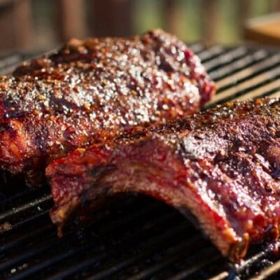 Baby back pork ribs al barbecue con glassa al wasabi e aceto balsamico. Ricetta.