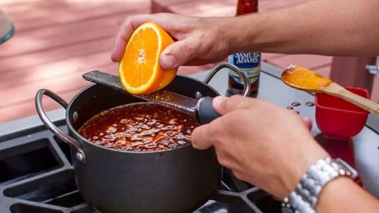 Salsa barbecue piccante per glassare la carne al bbq con miele arancia birra