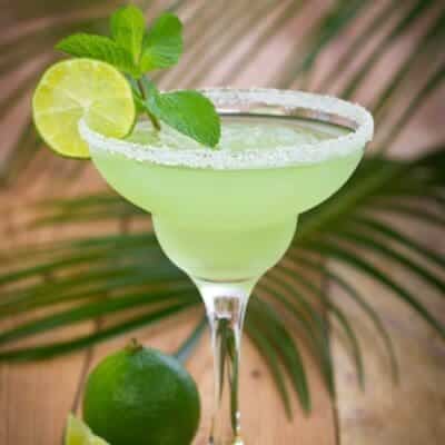 Margarita frozen cocktail ricetta originale con tequila lime zucchero. I drink da aperitivo più famosi