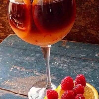 Sangria rossa con lamponi e arance: il cocktail dell'estate. Ricette cocktail.
