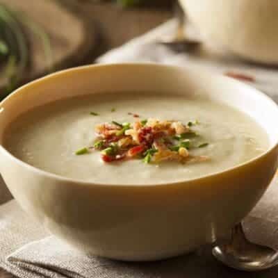 Crema di porri ricetta, vellutata di porri con pancetta croccante ed erba cipollina