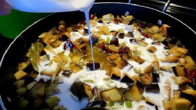 Pork, eggplants and coconut milk: how to make the perfect pork stew. Recipe.