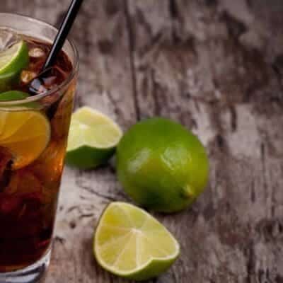 Cuba libre cocktail ricetta originale con dosi e ingredienti, aperitivo cubano fatto con rum chiaro, lime e cola