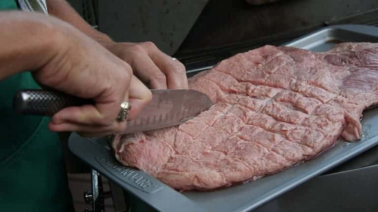 Preparare la punta di petto al barbecue. Brisket americano. Ricetta texana.