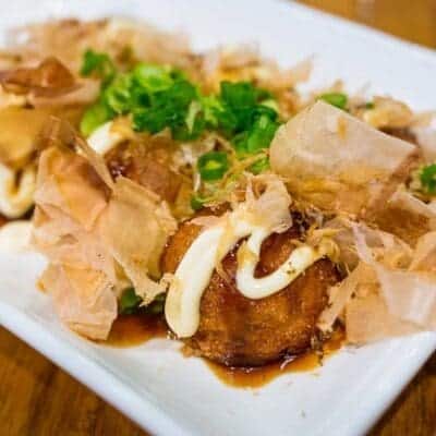Takoyaki ricetta originale giapponese, come fare le Polpette di polpo giapponesi con maionese e fiocchi di tonno essiccato
