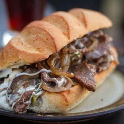 Philly cheesesteak ricetta americana per fare il panino steak and cheese con carne e formaggio fuso