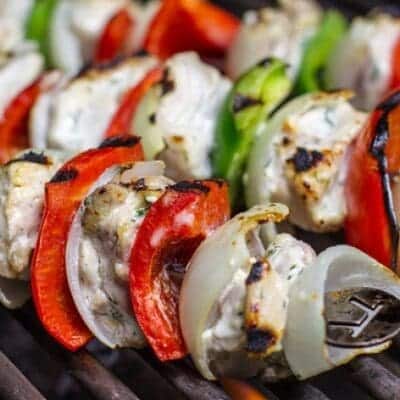 Spiedini di pollo alla griglia con marinatura d buttermilk: ricetta barbecue.