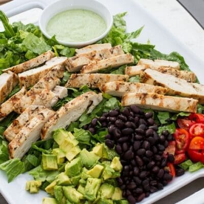 Fajitas di pollo messicane su letto di insalata con avocado e fagioli neri ricetta facile e veloce per fare piatto messicano