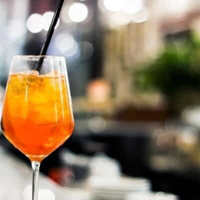 Spritz cocktail, ricetta originale veneta con ingredienti e dosi, vino bitter e soda