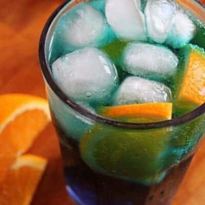 Spritz blu ricetta: come preparare il cocktail a base di vino e Blue Curacao