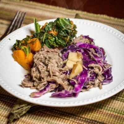 Brasato di maiale alla birra con mele e cavolo rosso: ricetta, ingredienti dosi