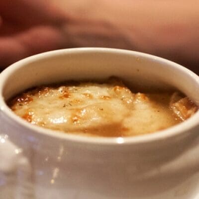 Zuppa di cipolle la ricetta originale con ingredienti, dosi, consigli e il vino